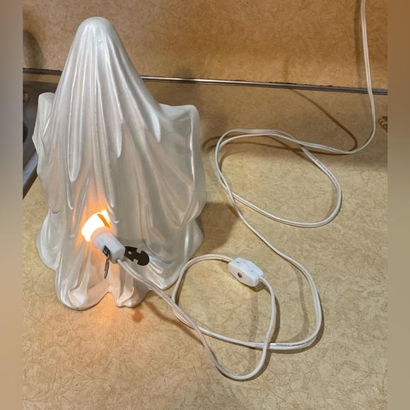 Handcrafted: Ceramic white ghost holding small pumpkin with detachable cord. - Picture 2 of 10